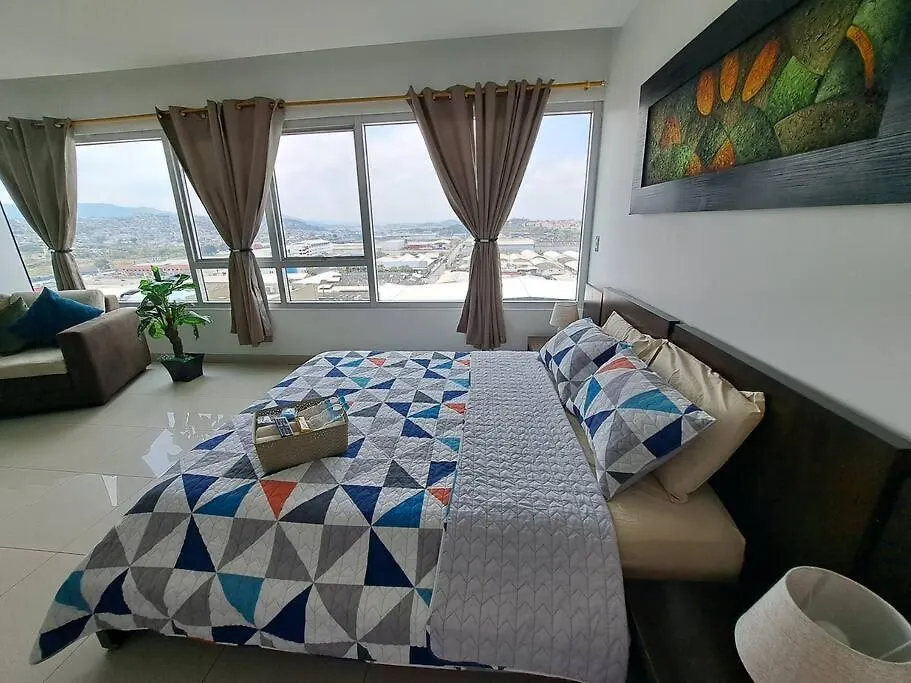 Esmeralda Suite Con Vista Ciudad/Piscina/Gym/Parqueo جواياكيل شقة